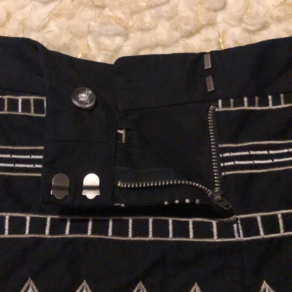 ⭐️ LOFT Embroidered Shorts - Picture 6 of 6